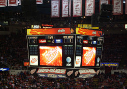 FOTO: http://commons.wikimedia.org/wiki/Category:Joe_Louis_Arena?uselang=cs#mediaviewer/File:New_scoreboard.jpg